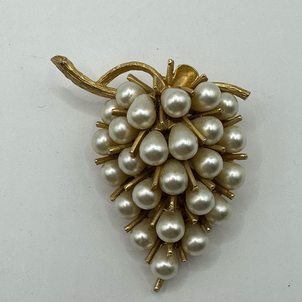 Elegant Vintage Gold and Pearl Brooch, Hallmark ART